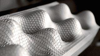 Meusburger bietet den das Material 1.2738 TSHH ab Lager an. Im Bild eine Platte des Formenstahls mit einer tiefen Lasertexturierung. (Reichle Technologiezentrum)