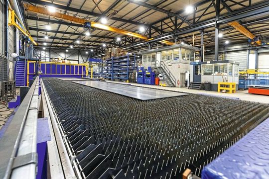 Grossflächig: Die Laserschneidanlage bewältigt bis 15 000 mm x 3000 mm messende Bleche.(Bild:  Microstep)