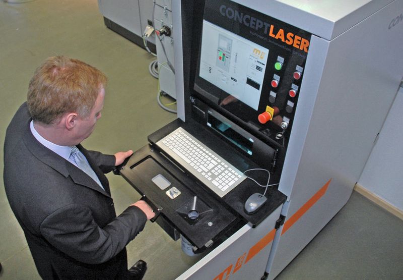 Bild 2: Der Clou der Anlage, so der Hersteller, ist ein sehr bedienfreundliches, ausziehbares Schubladensystem, das sowohl die Baukammer mit Dosierkammer als auch den Vorratsbehälter beinhaltet.  (Bild: Concept Laser)