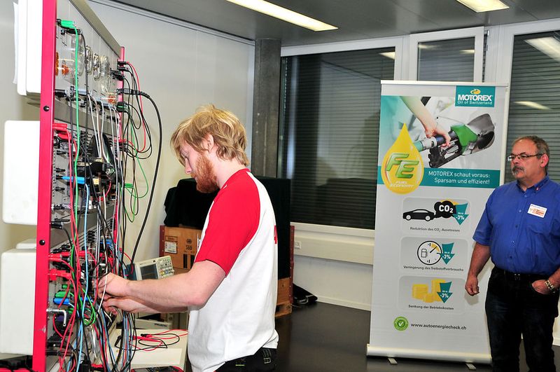 ... Günter Weinberger sucht hier Fehler in einem CAN-Datenbus und ... (Schmidt/»kfz-betrieb«)