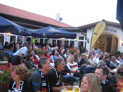 Gestärkt durch Grillspezialitäten und nach ausgiebigen Diskussionen über Aufstellung und  Taktik der Deutschen... (Archiv: Vogel Business Media)