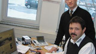 Oliver Kappe und Friedrich Barth aktualisieren gemeinsam den Webauftritt des Autohauses Barth. Fotos: Archiv (Archiv: Vogel Business Media)