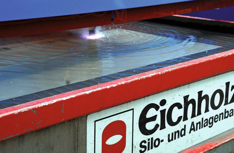 Bild 3: Das alte und das neue Wasserbecken sind eine Eigenkonstruktion von Eichholz; Druckluft flutet oder entleert die Behältnisse in einer halben Minute. (Bild: Oerlikon)