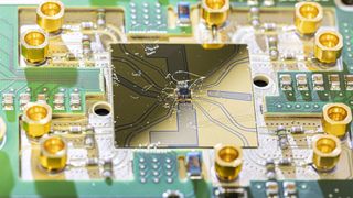 Quantenchip mit Quantenbus der JARA-Kooperation des Forschungszentrums Jülich und des RWTH Aachen.   (Bild: Forschungszentrum Jülich / Sascha Kreklau )