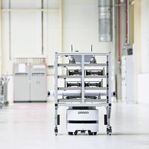 Škoda Auto setzt im Werk Vrchlabí vollautonomen Transportroboter vom Omron ein. 