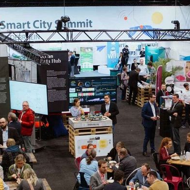 Mönchengladbach arbeitet als Modellkommune an mehreren Smart-City-Projekten, darunter urbane Datenplattformen, eine Smart-City-App, LoRaWAN und Mobility-as-a-Service. Einige dieser Lösungen wurden im vergangenen Jahr auf der SCS vorgestellt. (Bild: © Katrin Chodor)