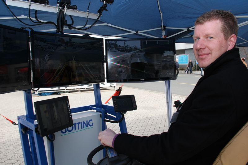Die Fotos zeigen diverse von Götting-Technik ferngesteuerte Fahrzeuge auf dem Vorführgelände und den im Text beschriebenen Leitstand. (Bild: Wagner)