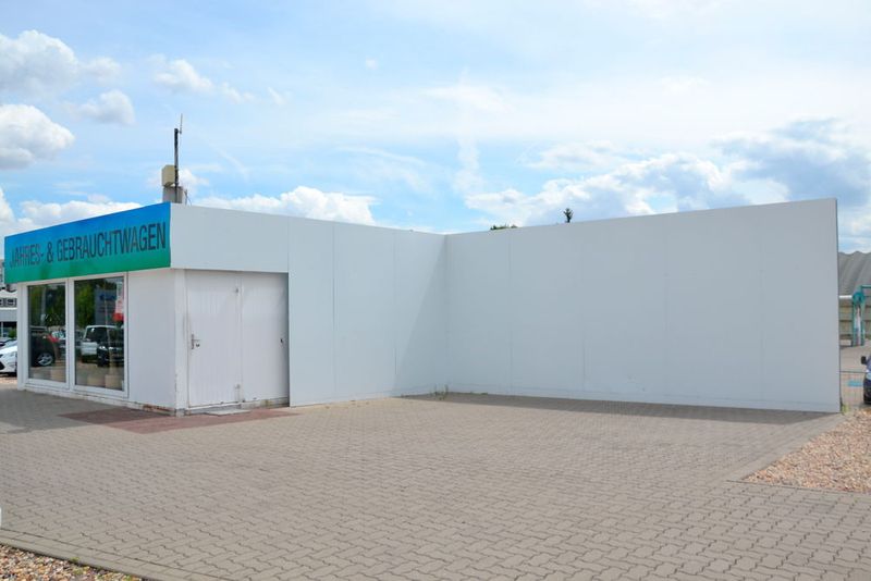 Die Fahrzeugfotos für die Onlinebörsen werden an einem zentralen Fotoplatz auf der Gebrauchtwagenausstellung gemacht. (Mauritz)