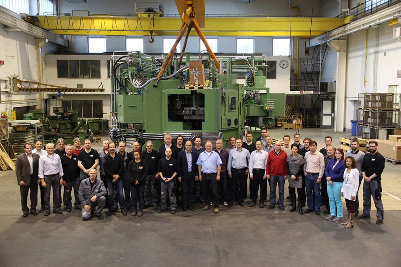 Das Team von Witzig & Frank mit der ersten Maschine nach Wiederaufnahme der Produktion am Standort Offenburg, die im Dezember ausgeliefert wurde. (Bild: Witzig & Frank)