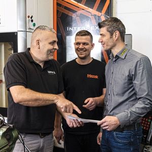 Erfolgreiche Zusammenarbeit: Hermann Böhm im Gespräch mit Heinrich Rempel und dem Horn-Außendienstmitarbeiter Johannes Weidner.(Bild:  Horn/Sauermann)