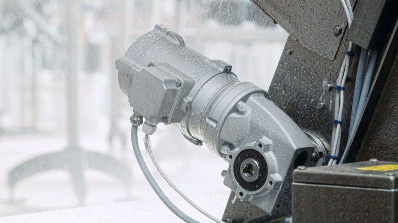 Im Füllerbereich ist insbesondere die Reinigungsfähigkeit und Korrosionsbeständigkeit der dort eingesetzten Nord-Antriebe mit glatten Oberflächen und mit der nsd-tupH-Ausstattung wichtig. (Bild: Nord Drivesystems)