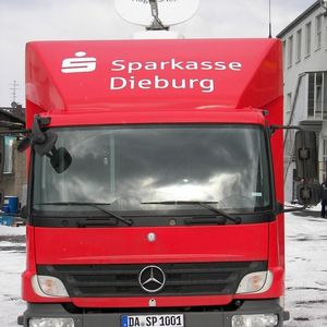 Eine mobile Filiale der Sparkasse Dieburg mit Satelliten-Schüssel für den Internet-Zugang
