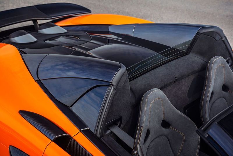 Nach 15 Sekunden ist das Hardtop hinter den Sitzen verschwunden. (McLaren)