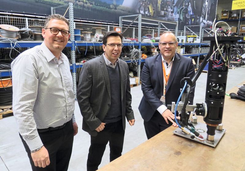 Ein starkes Team (v. l.): Bart Lourdaux, Inhaber von DIN Tools, Wim Laporte, Verkaufsgebiets​leiter Gleitlager Igus Belgien, und Michael Hornung, internationaler Produktmanager Drylin Linear- und Antriebstechnik bei Igus.  (Bild: Igus)