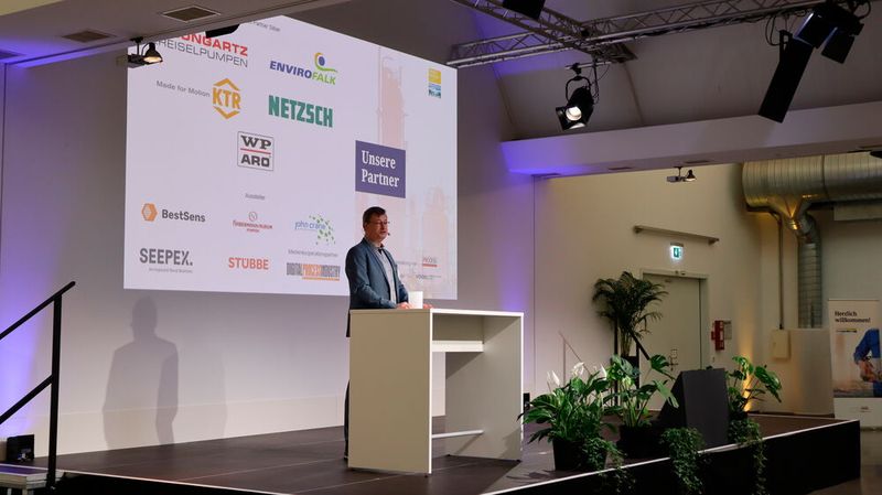 Der PROCESS-Chefredakteur Dr. Jörg Kempf eröffnet den zweiten Tag der Förderprozess-Foren mit einem Willkommensgruß und einem kurzen Ausblick zum bevorstehenden Tag. (Bild: Junker / PROCESS)