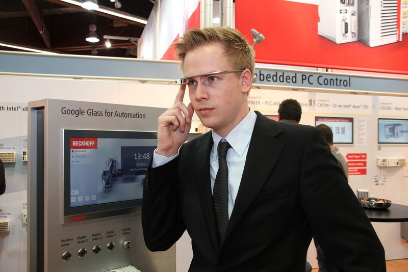 Dass man Google Glass sehr gut für industrielle Zwecke nutzen kann, wurde auf der SPS IPC Drives auf dem Stand von Beckhoff demonstriert. So können zum Beispiel  dem Inbetriebnehmer oder Servicetechniker über das Head-up-Display Zusatzinformationen direkt am Prozess angezeigt werden. (Bild: Schäfer)