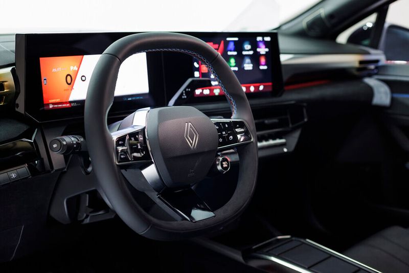 Das Design der E-Modelle wird durch ein digitales Kombiinstrument hinter dem Lenkrad und einen Touchscreen in der Mittelkonsole geprägt. (Bild: Renault Clio)