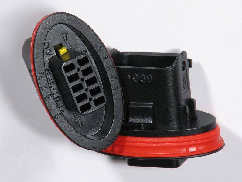 Kfz-Scheinwerferstecker aus Pocan B 3216 HR. Das PBT zeichnet sich durch eine hohe Stabilität in feucht-warmer Umgebung in Kombination mit einer hervorragenden Verarbeitbarkeit aus. (Bild: Lanxess)