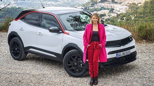 Tina Ruland fährt in „Manta Manta“ einen, Zitat Opel, „dem Zeitgeist perfekt widerspiegelnden“ Mokka Electric, den sie auch privat nutzt.(Bild:  Opel Automobile)