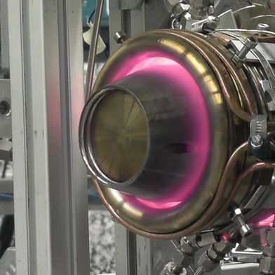 Die kompressorlose Gasturbine des KIT-Teams brennt fast eine Minute länger als die der NASA. (Bild: Joachim Grune, KIT)