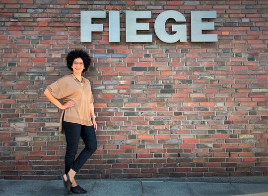 Die Fiege-Gruppe holt sich Verstärkung in den Kreis des Vorstands. Neu hinzu kommt die KI- und Datenexpertin Kenza Ait Si Abbou. Sie übernimmt beim Logistikdienstleister die Verantwortung für die Bereiche Digital Services, IT und Data Driven Company, wie es heißt.(Bild:  Fiege-Gruppe)