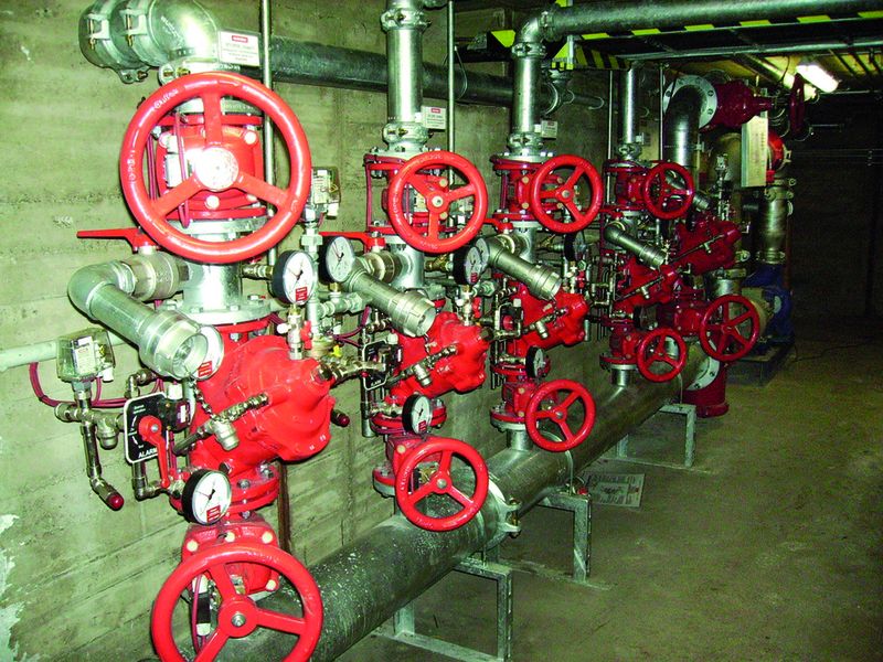 Bild 5: Alarmventile der Löschbereiche: Erst wenn sowohl pneumatisch als auch elektrisch ein Brand gemeldet wird, öffnen sie den Löschwasserstrom. (Archiv: Vogel Business Media)