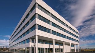 In kürzester Zeit enstand am Schweizer Roche-Standort Basel/Kaiseraugst in Modulbauweise ein neues Aus- und Weiterbildungszentrum mit 16 Laboren. (Bild: F. Hoffmann - La Roche)