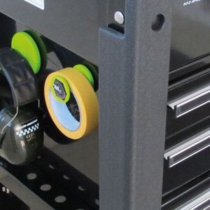 Das universelle Design der Halter ermöglicht die Befestigung verschiedenener Gegenstände. (Bild:  Müller-Werkzeug)