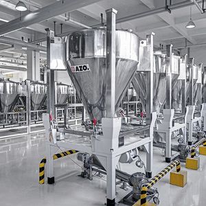 Container-Aufgabestation mit Dosierschnecke (Bild: Azo)