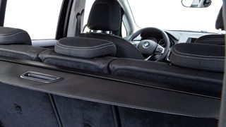 Die Laderaumabdeckung im BMW 2er Grand Tourer. Der Zulieferer Schock Metallwerk liefert das Kassettenprofil für das Bauteil. (Schock Metallwerk)