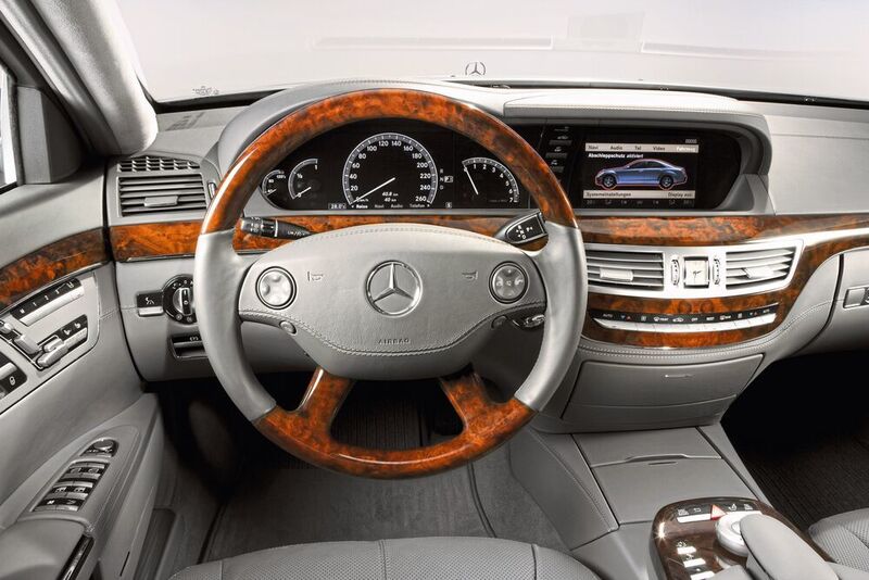 Mercedes-Benz S-Klasse der Baureihe 221. Lenkrad und Kombi-Instrument bilden den Primär-Bereich des neu entwickelten Bedienkonzepts der S-Klasse.  (Daimler)