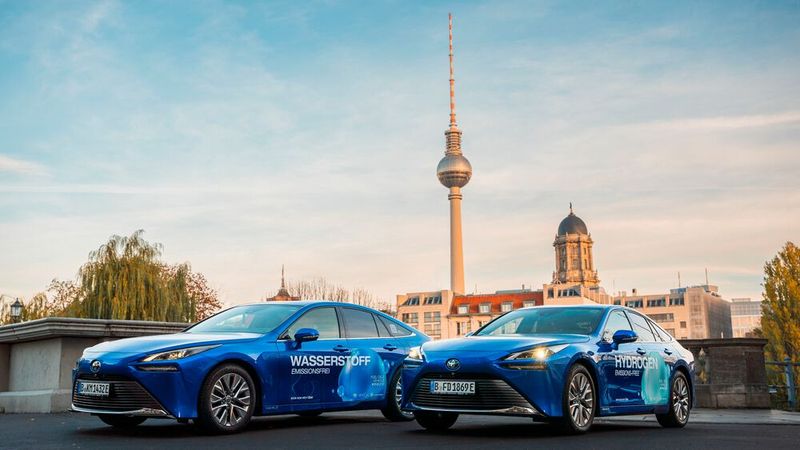 Für die Initiative „H2 Moves Berlin“ hat Toyota rund 50 Mirai-Modelle zur Verfügung gestellt.(Bild:  Toyota)