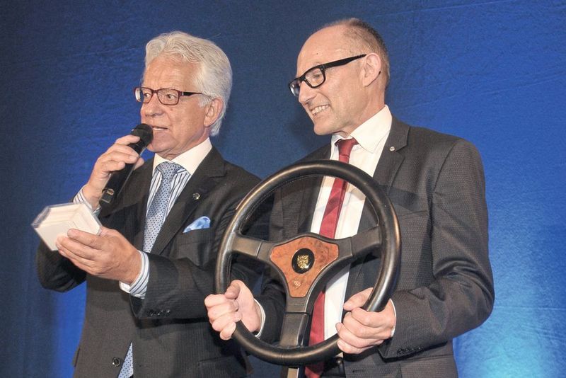 Präsident und Ehrenpräsident: Harry Brambach (li.) übergibt das Steuer an Michael Ziegler. (Bild: Zietz/»kfz-betrieb«)