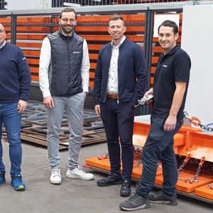 Tim Janke, Product Specialist Magnetic Clamping Technology at Schunk, Simon Fischer, Plant Manager Cham at Rädlinger Maschinenbau, Stefan Rothmeier, Technical Consultant Clamping Technology Division at Schunk, and Martin Grassl, Project Manager at Rädlinger Maschinenbau (from left to right) (Image:Schunk)