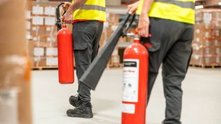 Regelmäßige Brandschutzschulungen sind in Logistikbetrieben unverzichtbar. Nur gut ausgebildete Mitarbeiter können im Ernstfall auch richtig reagieren. (Bild: © Dejan - stock.adobe.com)