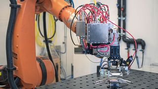 Die zahlreichen Leitungen der Laserbearbeitungsoptik dienen zur Strom- und Datenübertragung und zur Verbindung mit Roboter und Schaltschrank.  (Bild: Scansonic MI GmbH)