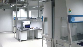 Abb. 1: BSL3-Labore müssen laut BioStoffV und dem Gentechnikgesetz bzw. GenTSV „begasbar“. Doch was bedeutet das konkret in der Praxis? (Bild: Robert Koch Institut (RKI)