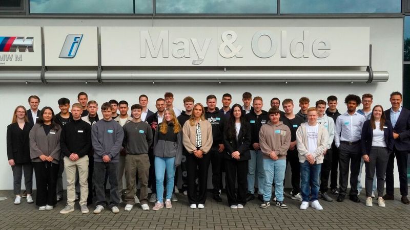 May & Olde zählt 30 neue Nachwuchstalente, die ihre Ausbildung an den 12 Standorten des Unternehmens beginnen. Traditionsgemäß begrüßte May & Olde die neuen Auszubildenden beim feierlichen „Welcome Day“ im Hauptbetrieb in Halstenbek. Die Frauen und Männer starten in den Berufsfeldern Automobilkaufmann/-frau, Bürokaufmann/-frau, Kfz-Mechatroniker/-in für System- und Hochvolttechnik sowie Kfz-Mechatroniker/-in für Karosserietechnik. Aktuell beschäftigt das Unternehmen damit insgesamt 67 Auszubildende – ein Rekordwert, der unterstreicht, welchen hohen Stellenwert die Nachwuchsförderung bei May & Olde einnimmt. „Wir sind stolz, auch in diesem Jahr wieder zahlreiche junge Menschen für eine Ausbildung bei uns begeistert zu haben“, erklärt Christian Rönsch, Geschäftsführer von May & Olde. Denn die Ausbildung sei nicht nur ein wichtiger Baustein zur Sicherung des Fachkräftenachwuchses, sondern auch ein zentrales Element der eigenen Unternehmensstrategie.  (Bild: May & Olde)