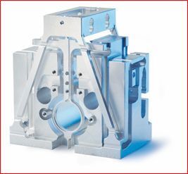 Bei den chemischen Entgrat- und Polierverfahren Ferrochem und Chemolux können die Teile auch in Trommeln bearbeitet werden. (Elpochem)