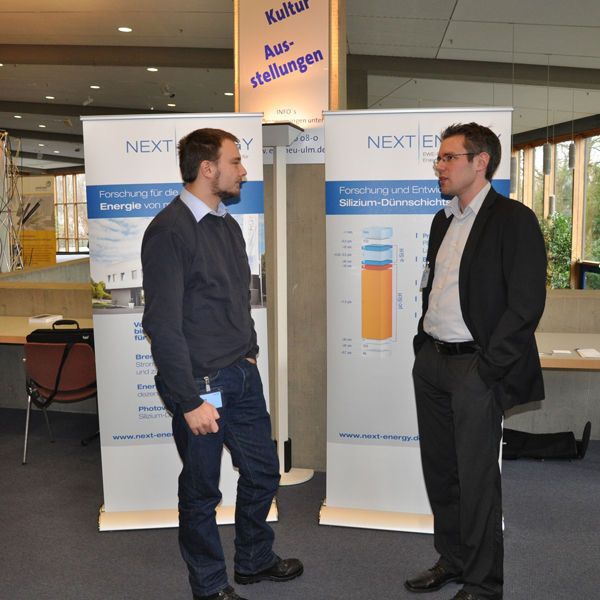 Auf der 3. Otti-Fachtagung „Transparent leitfähige Schichten“ konnte man sich aus erster Hand über aktuelle Entwicklungen informieren – hier am Stand von Next Energy.  Bild: Otti (Archiv: Vogel Business Media)