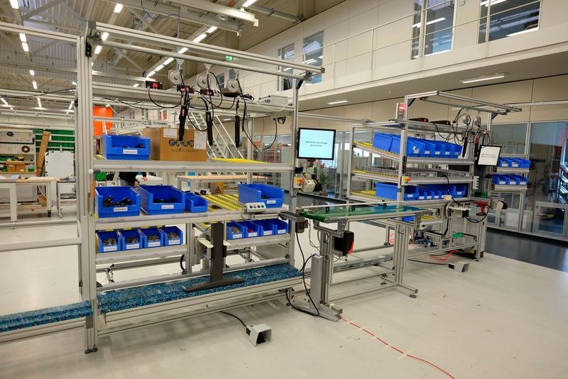 Lösungsanbieter Minitec sorgt auch für die Anbindung an vorhandene ERP-Systeme, die automatische Dokumentation aller Produktionsdaten und einen reibungslosen Materialfluss. (MiniTec)
