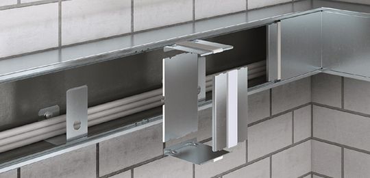 Ein innenliegendes Verbinderset verschließt den Kanal rauchgasdicht. (Bild: OBO Bettermann)