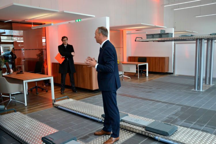 Im neuen Betrieb gibt es drei großzügig dimensionierte Direktannahmeplätze, die Werkstatt ist zwei Minuten Fahrzeit entfernt. (Foto: Mauritz)