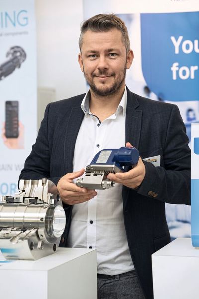 Was der Sensor bei den Dichtungsexperten zu suchen hat? Patrick Schmicker von Eagle Burgmann weiß es. (Bild: Oxana Gruber Photography)