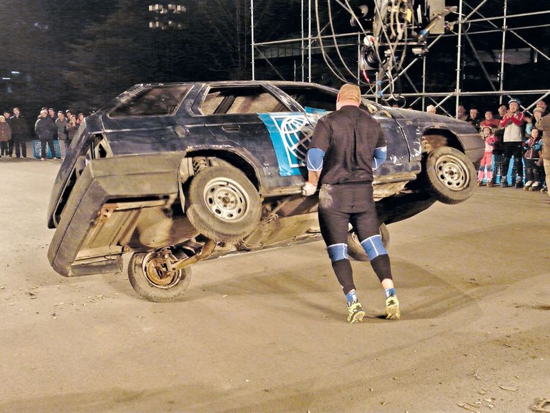 Müllner sucht das Extreme, zum Beispiel schubst er einfach 650 kg schwere Autos um. (Franz Müllner)