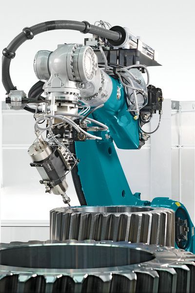 Bild 5: Roboter als Werkzeugmaschine zur Kantengestaltung von Großzahnrädern aus Stahl. Die Bearbeitung erfolgt mit VHM-Fräser, der Roboter versieht die Zähne mit gleichmäßigen Fasen bis zu 5 mm. (Bild: Kadia)