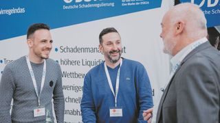 Patricio Da Silva (m.) und sein Mitarbeiter Steven Schmidt (l.) im Gespräch mit »F+K«-Chefredakteur Konrad Wenz. (Bild: Knüttel | BKfotofilm)