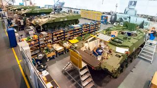 Aus dem Fokus? In Deutschland rauchen die Schornsteine der Rüstungsfirmen, wegen der Krisen in der Welt, die für neue Bedrohungskulissen sorgen, gegen die man sich wappnen muss. Milliarden fließen. Doch der Osten Deutschlands fühlt sich vernachlässigt ... (Bild: dpa)