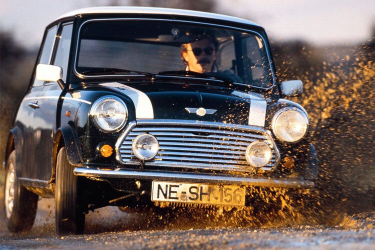 Der Mini startet seine eindrucksvolle Karriere im Jahr 1959: Das Auto, das zunächst als preiswerter und sparsamer Kleinwagen für Jedermann konzipiert war, mauserte sich schon bald zur sportlichen Stil-Ikone. (Foto: Mini)
