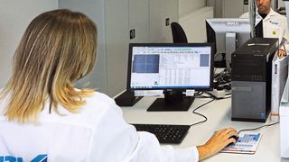 Bauteile und Baugruppen werden mit der Röntgenfluoreszenz-Analyse (RFA) untersucht. Es ist ein Verfahren, um die Qualität mit spezifischen Test- und Analyseverfahren abzusichern. (HTV)